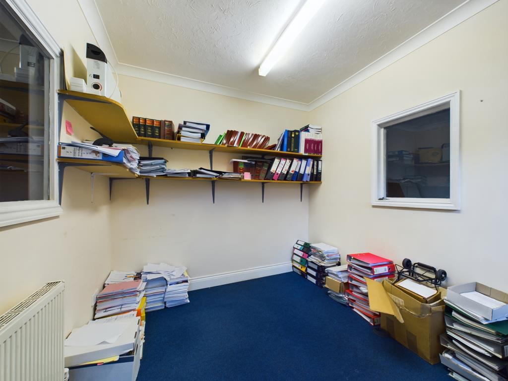 Lot: 76 - COMMERCIAL PROPERTY WITH PLANNING FOR CONVERSION - Office